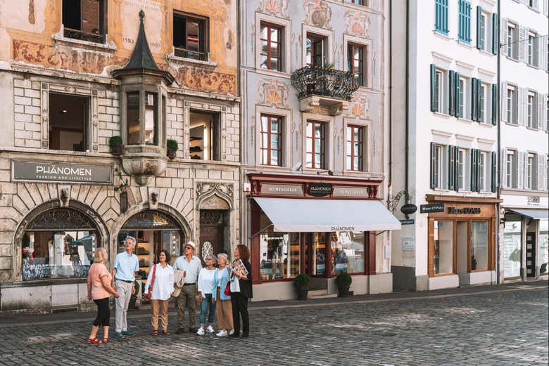 Admirando las fachadas de los edificios en Hirschenplatz
