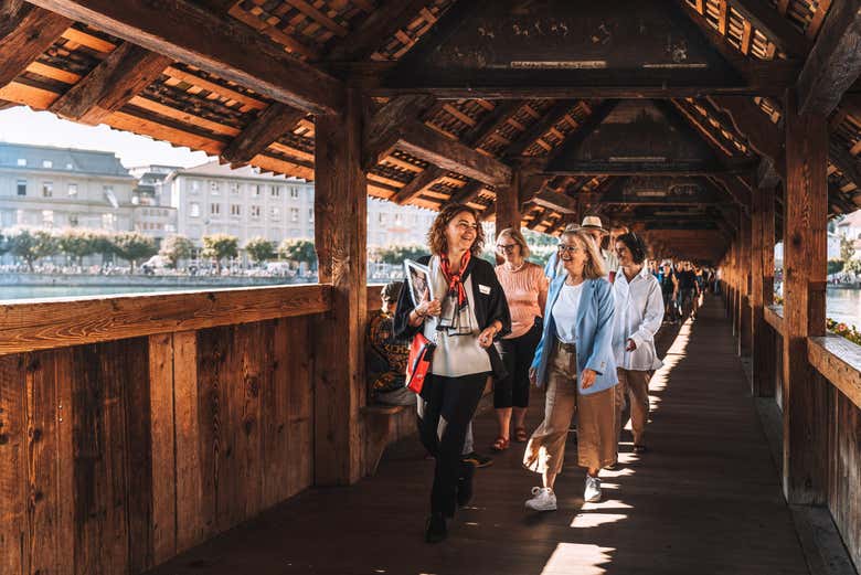 Cruzando el puente de la Capilla