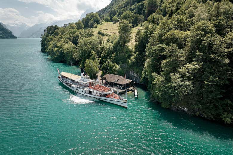 Navegaréis a bordo del precioso barco de vapor Gallia