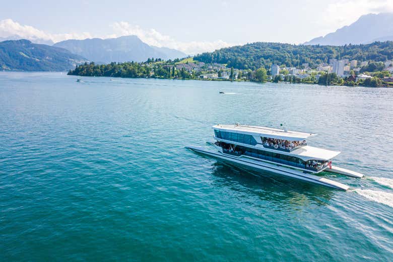 Catamarán en el lago de los Cuatro Cantones