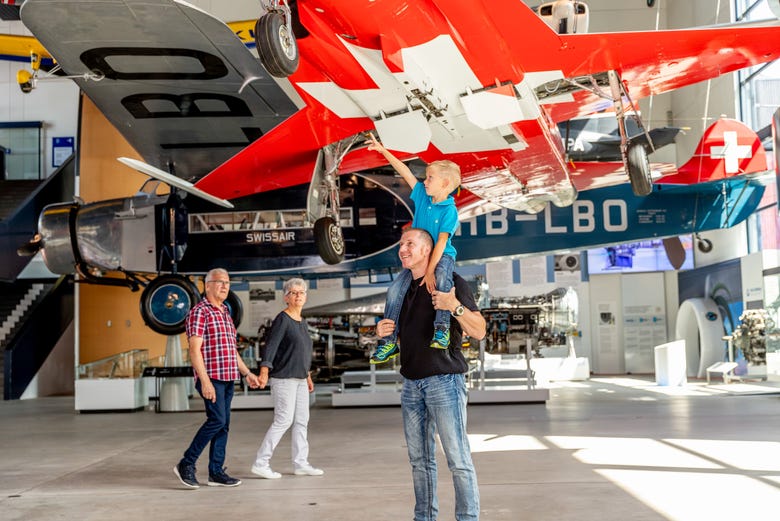 Observando los aviones del Museo Suizo del Transporte