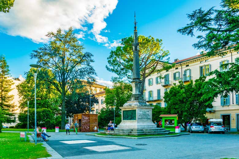 Stroll across the Piazza Indipendenza