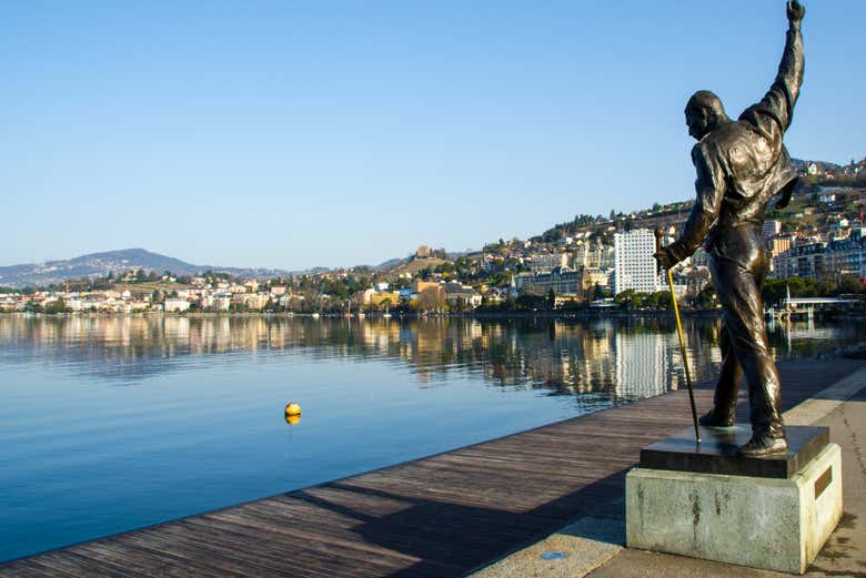 Estatua de Freddie Mercury en Montreux, junto al lago Lemán