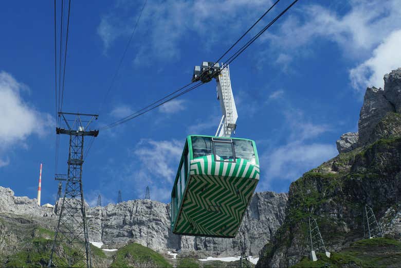 Teleférico subiendo a la cima