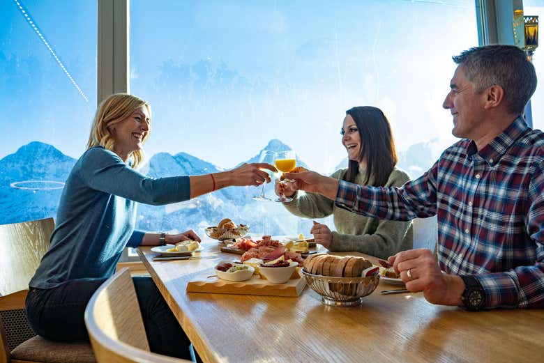 Pranzando nel ristorante del Piz Gloria
