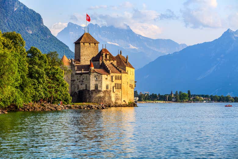 O castelo de Chillon se localiza nas margens do lago Léman