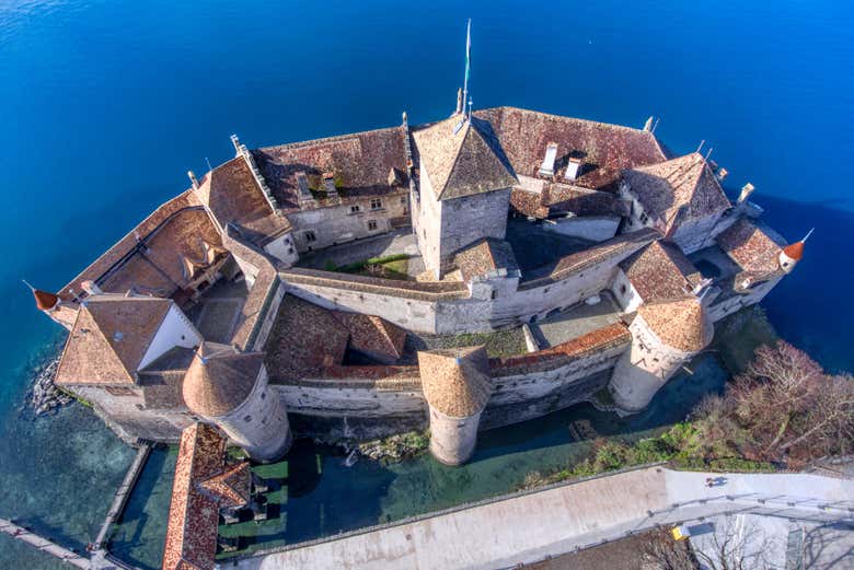 O castelo se ergue sobre uma rocha ovalada de pedra calcária
