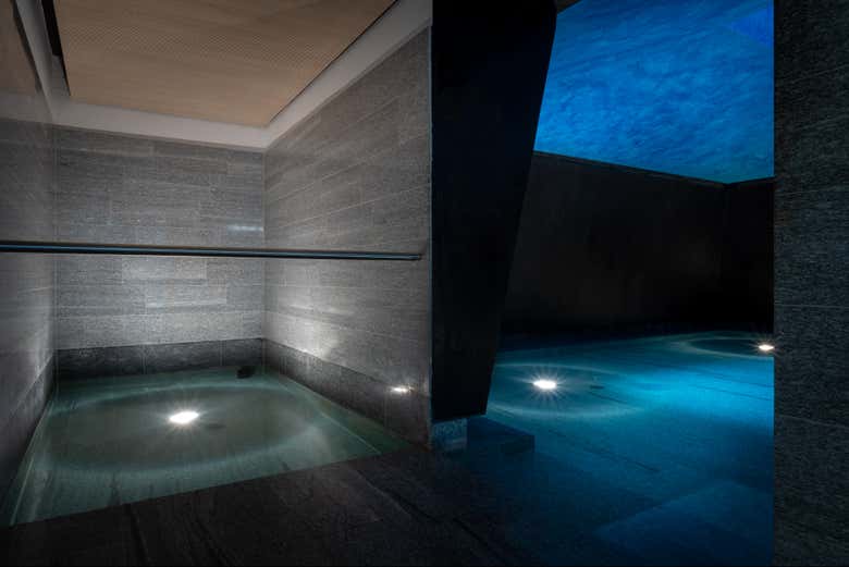 Interior del balneario del monte Rigi