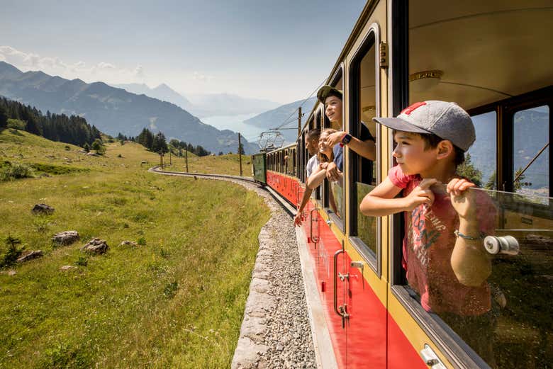 Un enfant admirant les magnifiques paysages de la Suisse