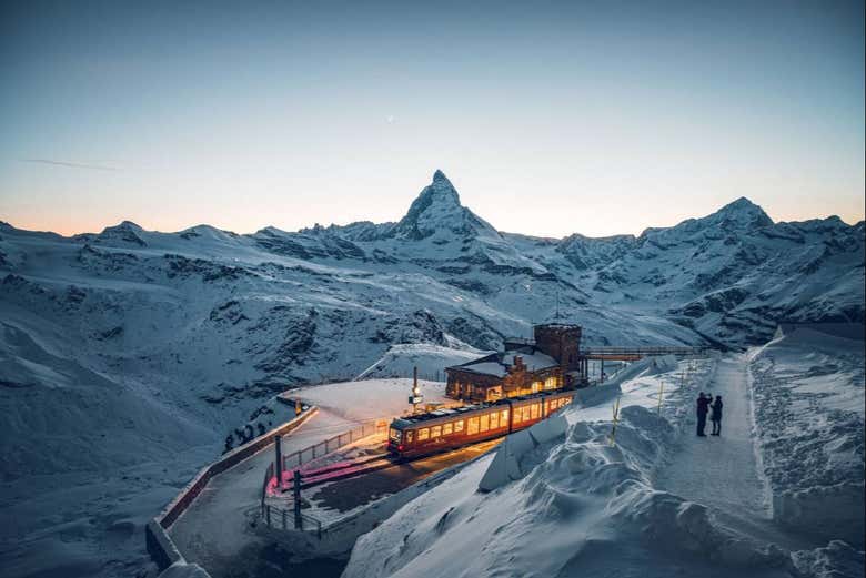 Estación de Gornergrat iluminada