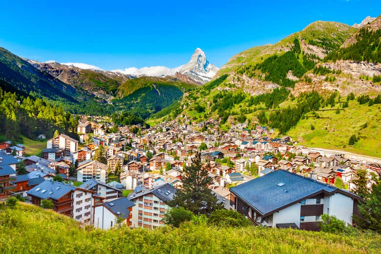 Vista panorâmica de uma cidade nas montanhas