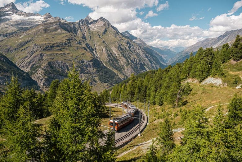 Trem cremalheira percorrendo os Alpes