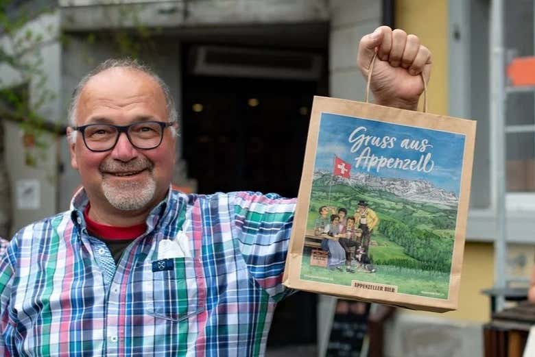 Os entregaremos una bolsa de productos suizos
