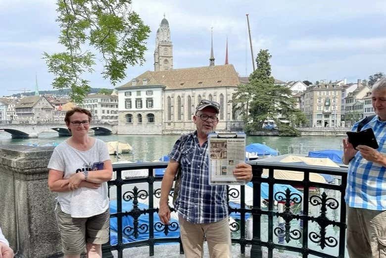 Disfrutando del tour a pie por Zúrich