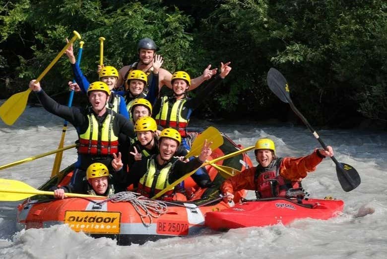 Foto di gruppo durante il rafting