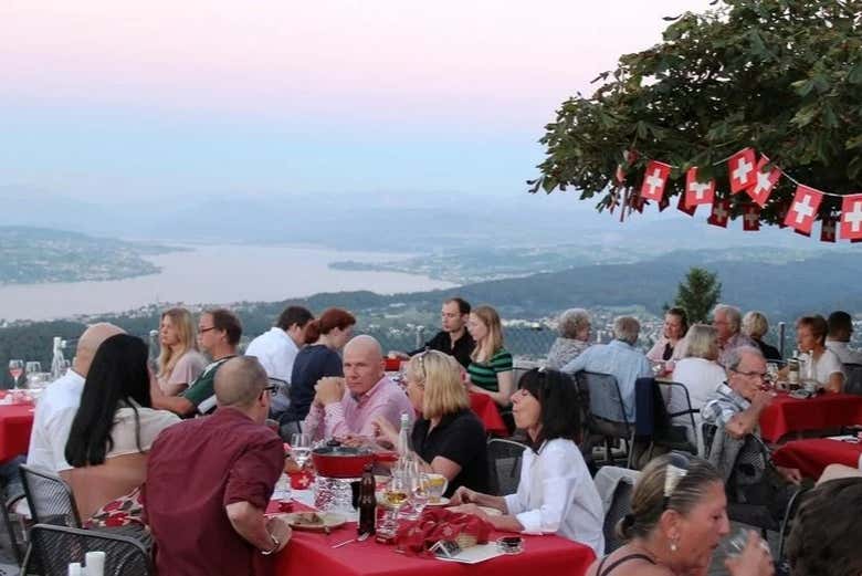 Disfrutando de la gastronomía suiza en Felsenegg