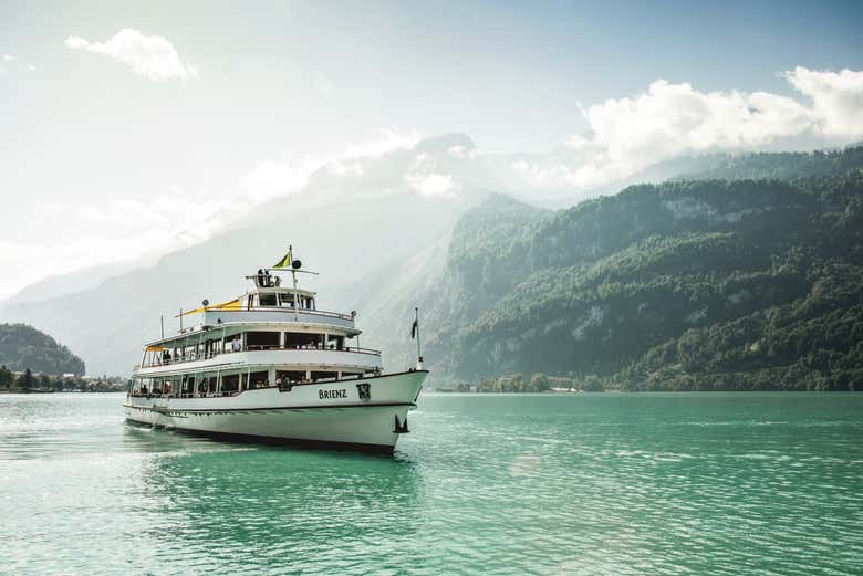 Si os apetece, podréis navegar por los lagos Thun y Brienz