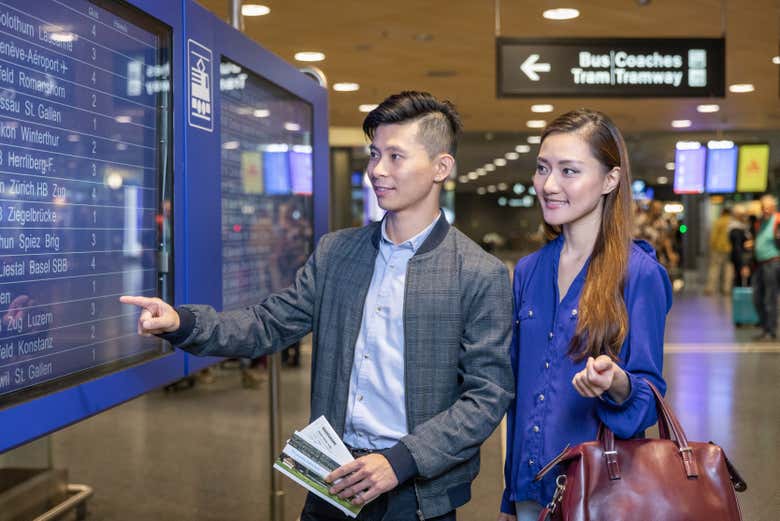 Consultando los horarios de los trenes