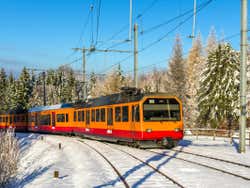 Tren cremallera en la ciudad