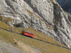 Tren cremallera en la montaña