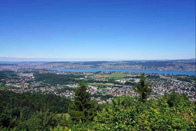 Vista sobre Zúrich y el lago desde el mirador de Felsenegg