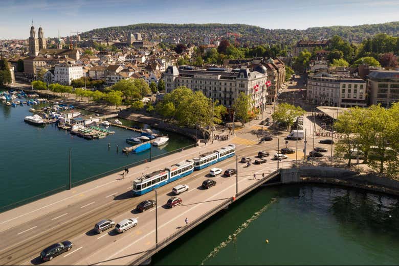 Puente Quaibrücke sobre el lago de Zúrich