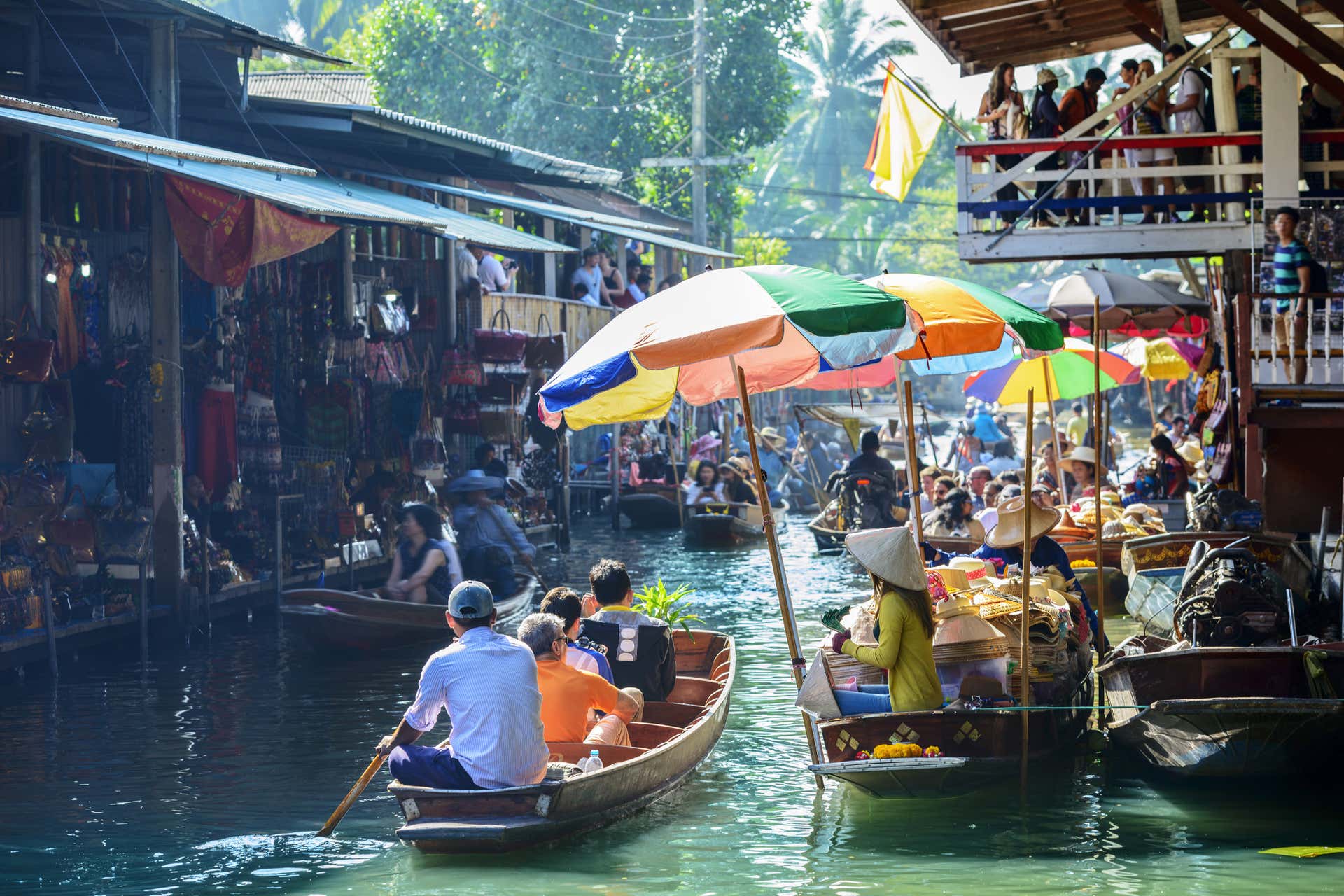 Excursión al mercado sobre la vía y al mercado flotante