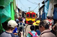 Excursión con audioguía al mercado flotante de Bangkok y al mercado sobre la vía