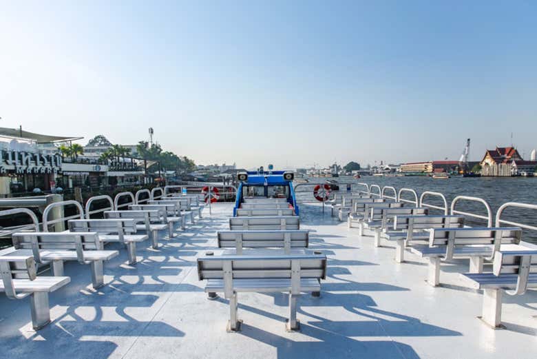 Asientos del exterior del barco
