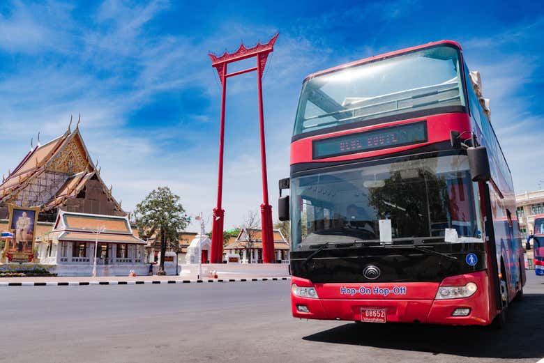 Autobus turistico di Bangkok, di fronte alla Giant Swing