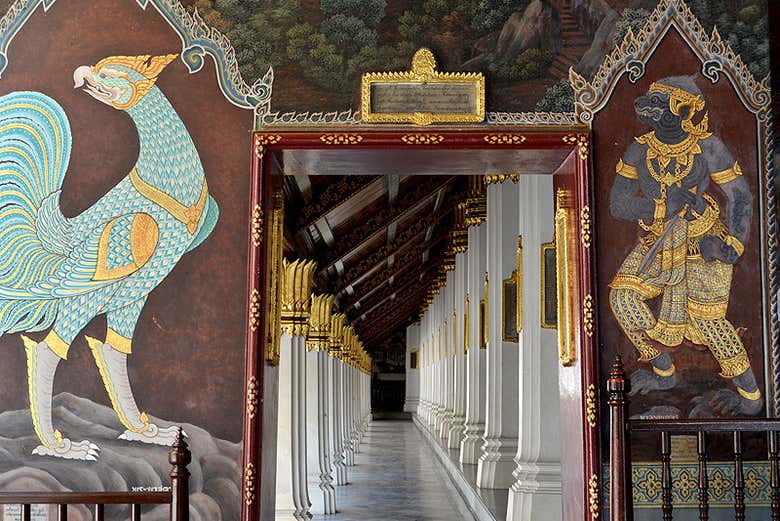 Stroll immense hallways