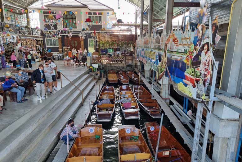 Barcos nos esperando para o passeio no canal