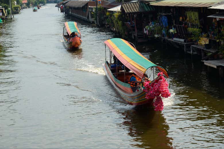 Pasando por las casas alrededor del canal