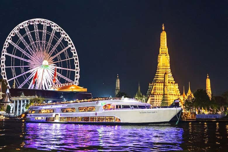 Surcando de noche el río Chao Phraya a su paso por Bangkok