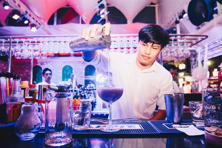 Barman sirviendo cócteles