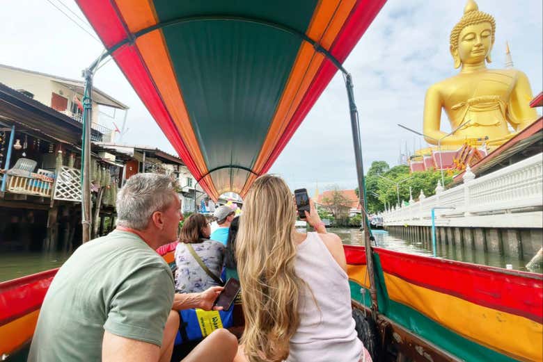 Contemplando el Big Buda de Bangkok