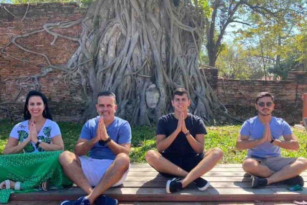 Foto com a popular estátua do Buda no meio das raízes!