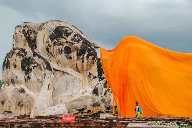 Buda reclinado em Wat Lokayasutharam