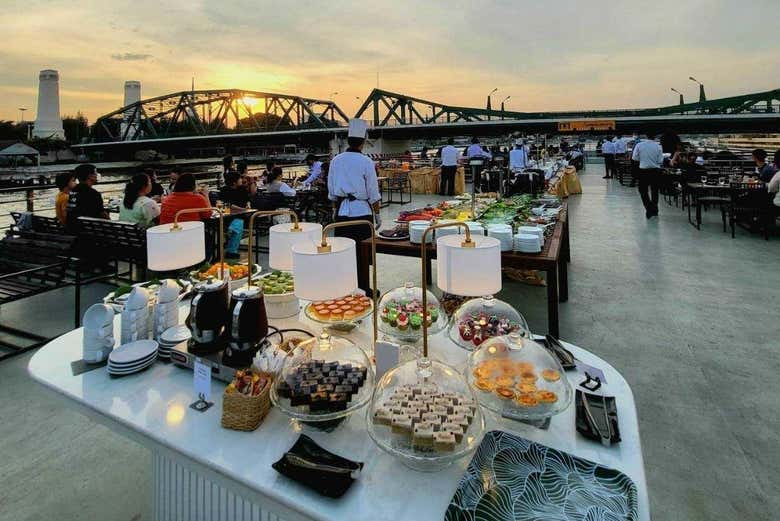 Disfrutaréis de una deliciosa cena buffet
