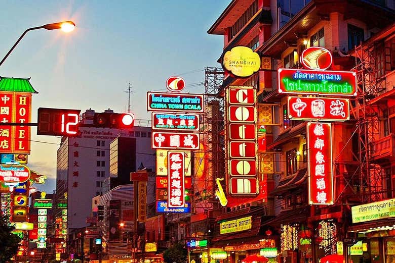 Carteles iluminados en Chinatown