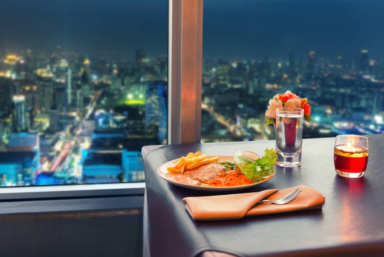Jantando com vistas sobre Bangkok