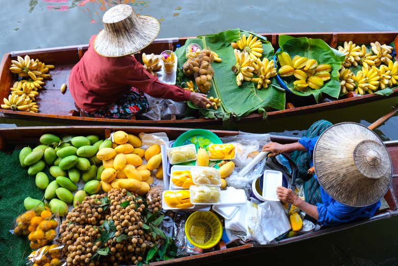 Discover the iconic floating market of Damnoen Saduak
