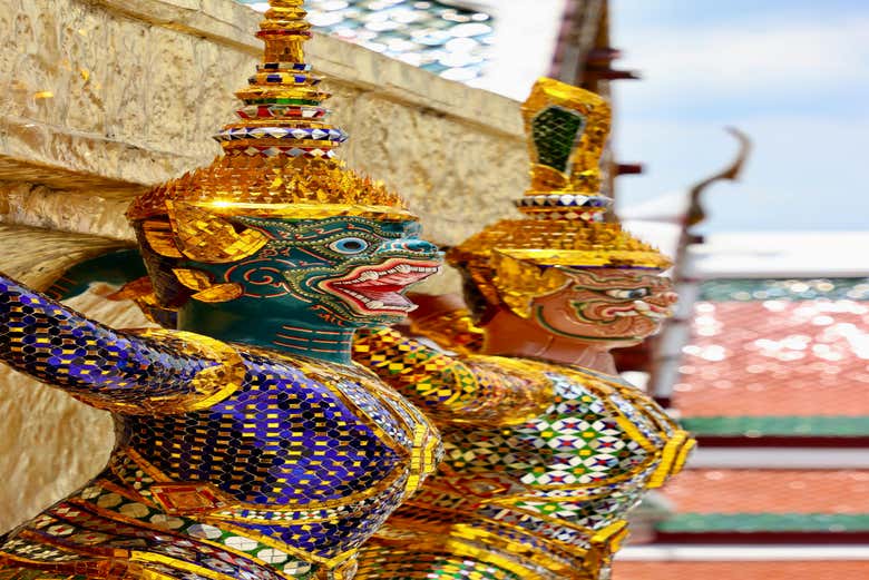 Alcune delle statue che decorano il palazzo