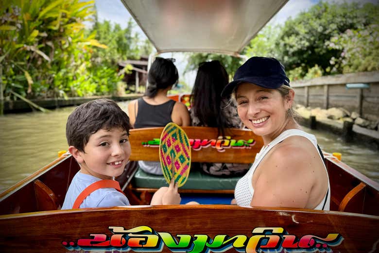 Disfrutando del paseo en barca por Damnoen Saduak