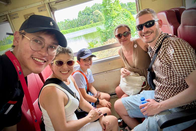 Disfrutando del viaje en tren al mercado de Mae Klong