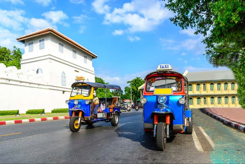 Deux tuk-tuks en stationnement