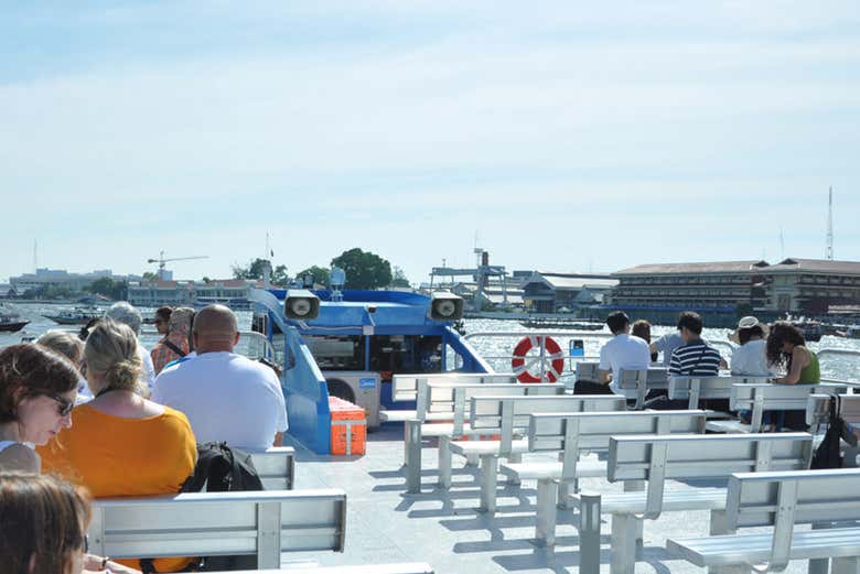 Disfrutando del paseo en barco