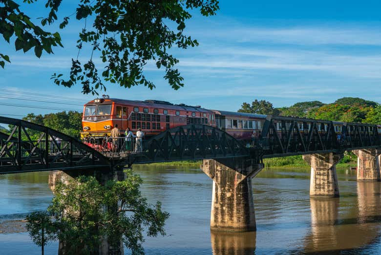 Ferrocarril de la Muerte cruzando el puente sobre el río Kwai