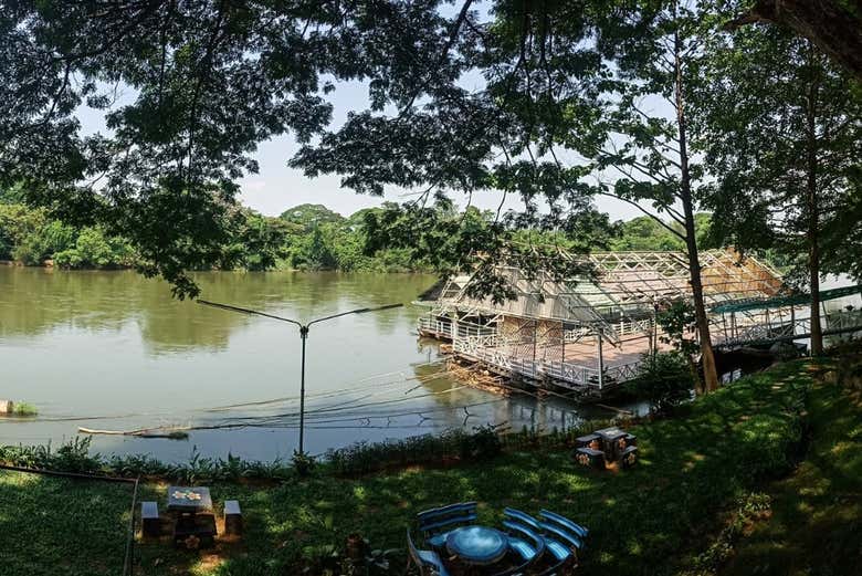 Case galleggianti sul fiume Kwai tra la vegetazione