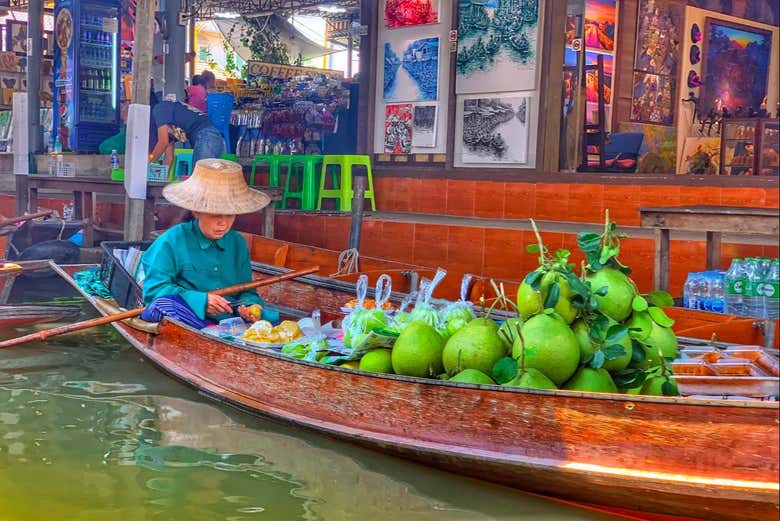 Visit the floating market of Damnoen Saduak